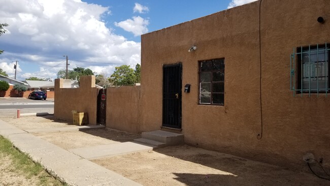 325 Charleston St NE in Albuquerque, NM - Building Photo - Building Photo