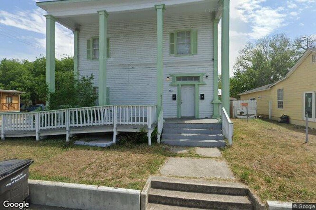 204 S Hackberry St in San Antonio, TX - Building Photo