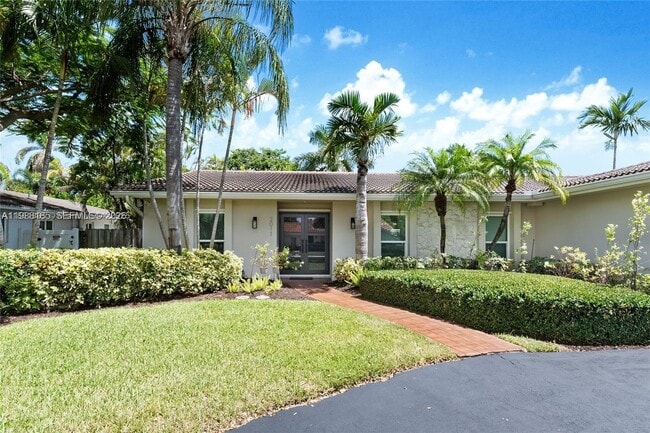 2011 NE 211th St in Miami, FL - Building Photo - Building Photo