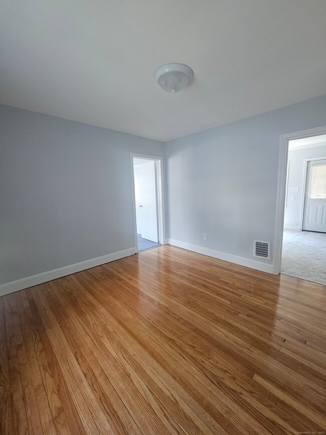 283 Columbus Ave in Stratford, CT - Foto de edificio - Building Photo