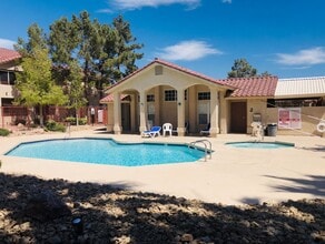 520 Arrowhead Trl in Henderson, NV - Foto de edificio - Building Photo