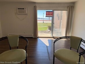 1673 Cass Lake Rd in Keego Harbor, MI - Building Photo - Building Photo