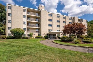 300 Park Terrace Dr in Stoneham, MA - Building Photo