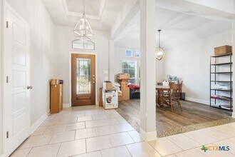 105 Grand View in Floresville, TX - Building Photo - Building Photo