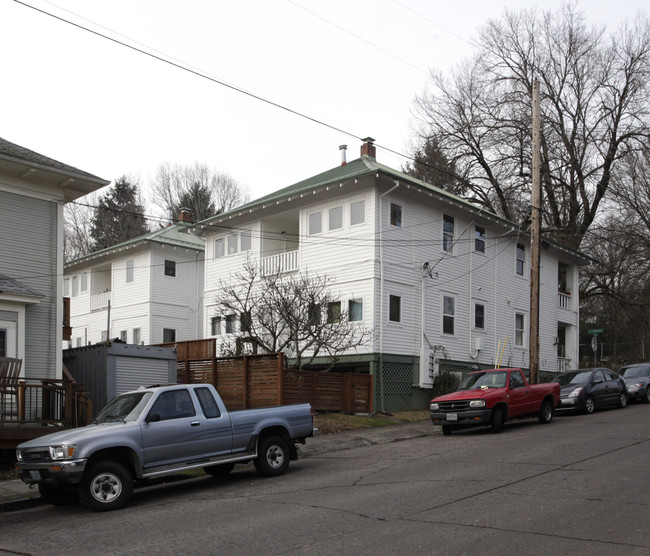 2526-2536 SE Morrison St in Portland, OR - Building Photo - Building Photo