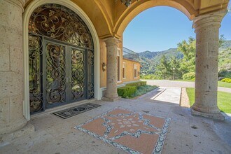 16034 Placerita Canyon Rd in Santa Clarita, CA - Building Photo - Building Photo