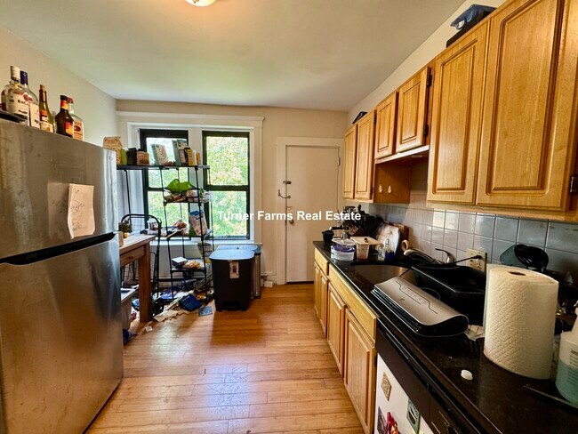 1681 Commonwealth Ave, Unit 4 in Brighton, MA - Building Photo - Building Photo