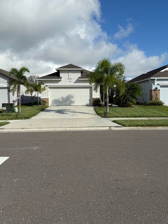 4755 Reisswood Lp in Palmetto, FL - Building Photo