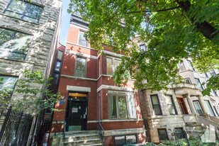 900 W Newport Ave in Chicago, IL - Building Photo