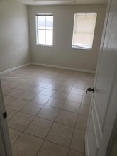 8199 W 36th Ave in Hialeah, FL - Foto de edificio - Building Photo