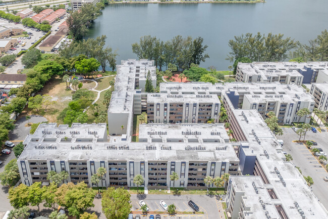 Samari Lake in Miami Lakes, FL - Building Photo - Building Photo