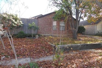 2710 Bridge Lake Dr in Irving, TX - Building Photo - Building Photo
