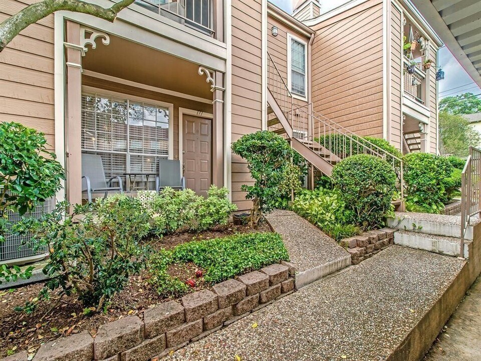 1880 White Oak Dr in Houston, TX - Building Photo