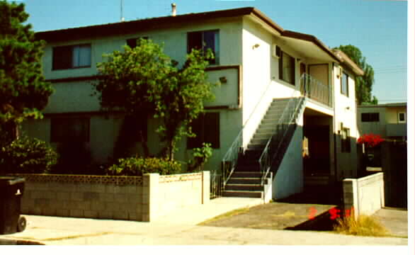 11213 Emelita St in North Hollywood, CA - Building Photo