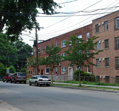 1818 Q St SE in Washington, DC - Foto de edificio - Building Photo