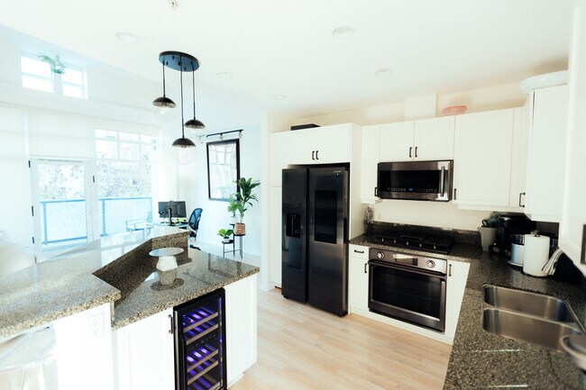 555 Front St, Unit Front St. in San Diego, CA - Building Photo - Building Photo