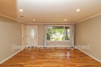 8005 NE 142nd St in Kirkland, WA - Building Photo - Building Photo