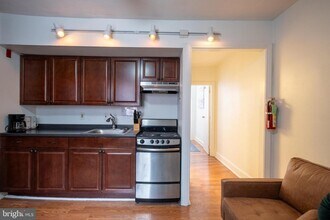 320 S Juniper St in Philadelphia, PA - Building Photo - Building Photo