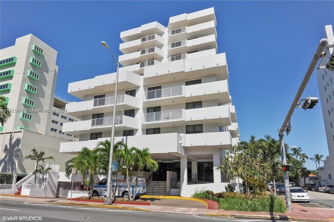 4301 Collins Ave, Unit 609 in Miami, FL - Foto de edificio - Building Photo