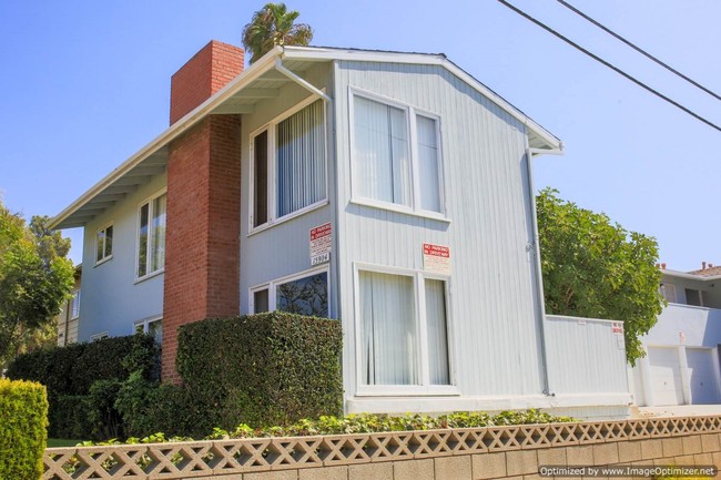 15904 W Sunset Blvd in Pacific Palisades, CA - Foto de edificio - Building Photo