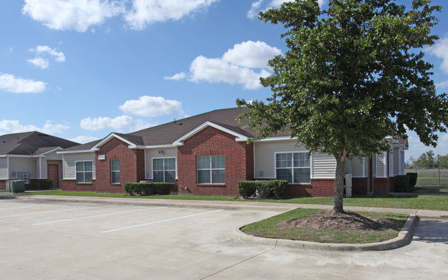 Laurel Point Senior Apartments in Houston, TX - Foto de edificio - Building Photo