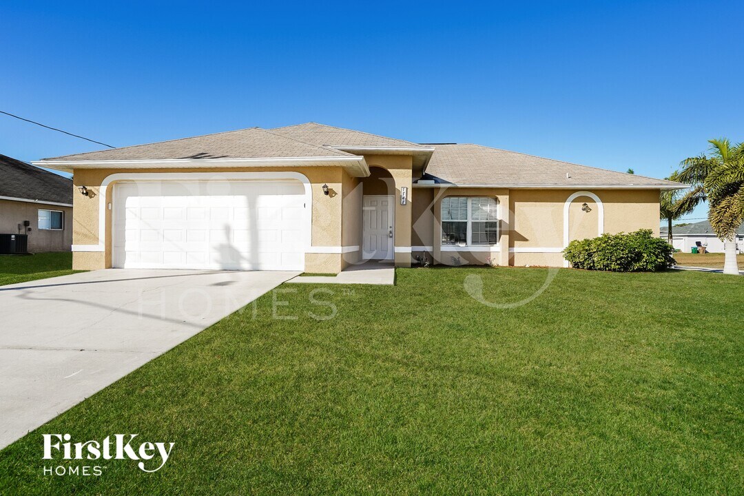 1842 NW 5th Pl in Cape Coral, FL - Foto de edificio