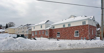 Peartree Court in Barrie, ON - Building Photo - Building Photo