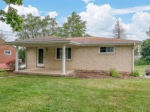 120 Rosemont Dr in Carnot-Moon, PA - Building Photo - Building Photo