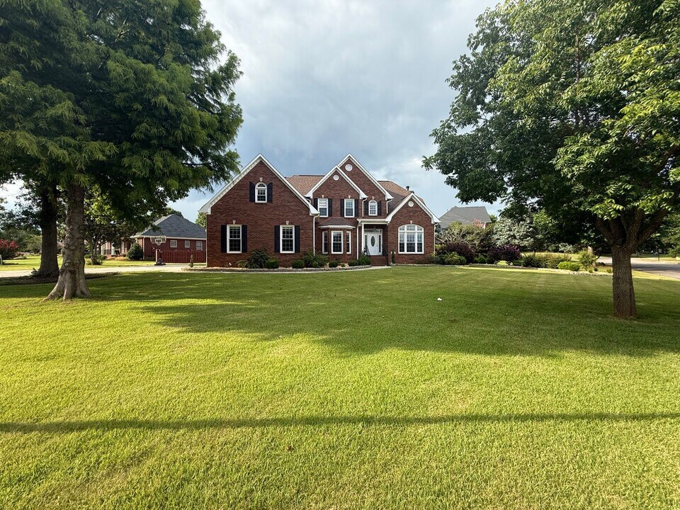 100 Redwood Dr in Madison, AL - Foto de edificio