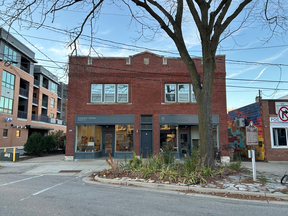 1962 Atwood Ave, Unit upstairs loft in Madison, WI - Foto de edificio