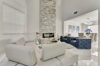 2102 SW 176th Ave in Miramar, FL - Foto de edificio - Building Photo