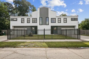 6835 Weston St in Houston, TX - Building Photo