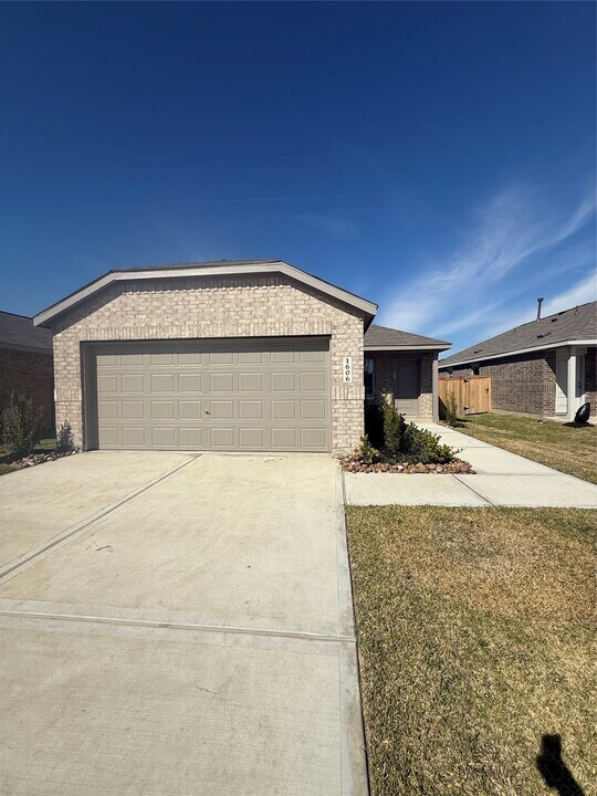 1606 Gardenia Grv Ln in Crosby, TX - Building Photo