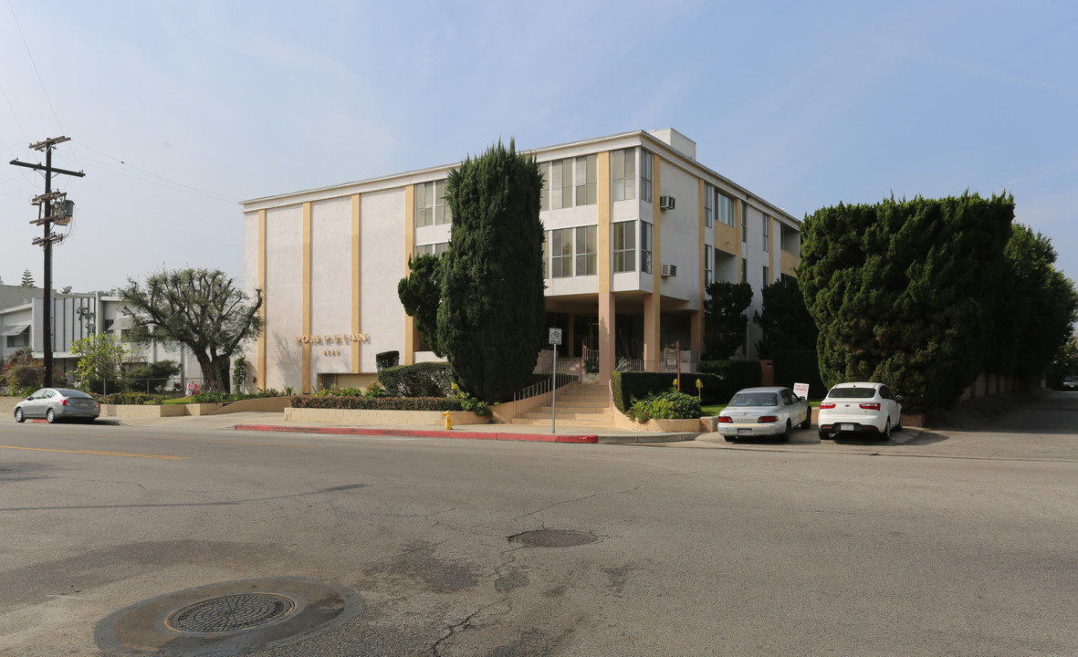 Pompeian Apartments in Studio City, CA - Foto de edificio