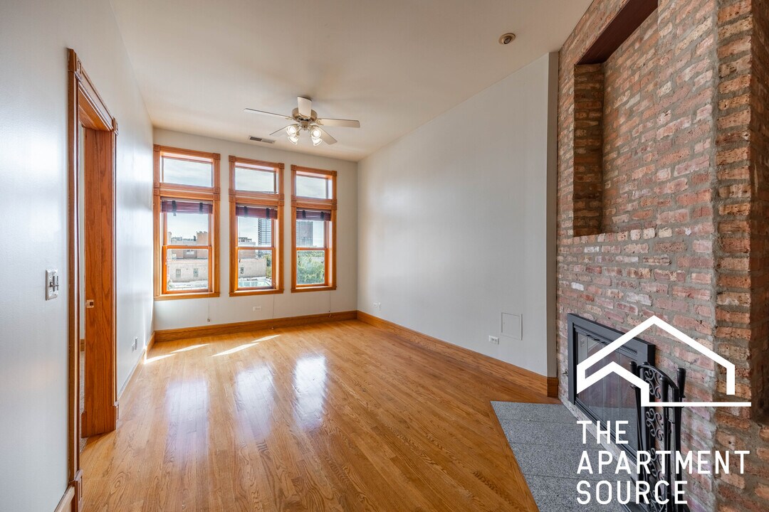 1162 W Grand Ave in Chicago, IL - Building Photo