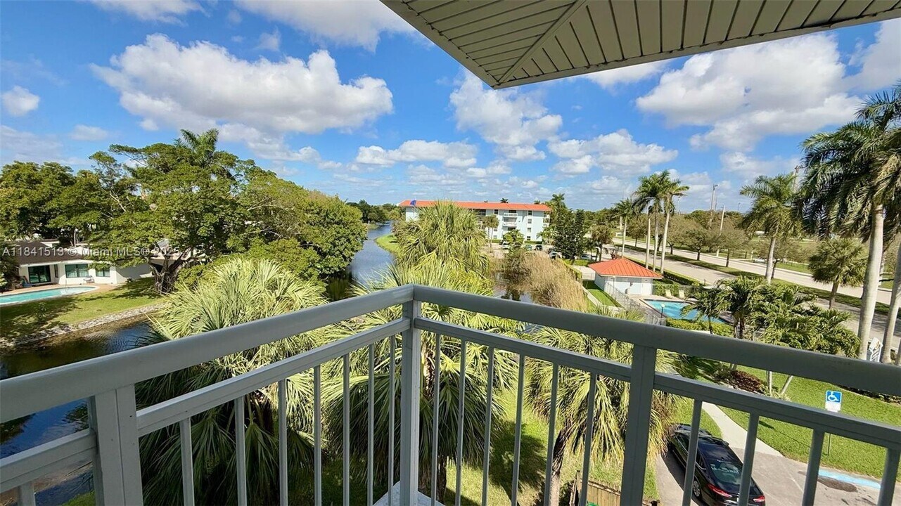 605 S Pine Island Rd in Plantation, FL - Building Photo