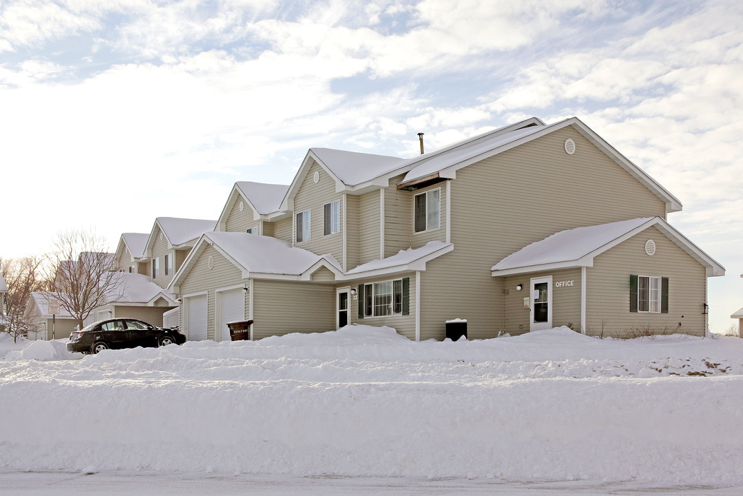 Huski Townhomes in Hutchinson, MN - Building Photo