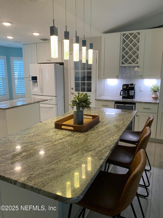 1347 Eastwind Dr in Jacksonville Beach, FL - Building Photo