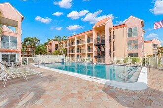 8911 Blind Pass Rd in St Pete Beach, FL - Foto de edificio - Building Photo