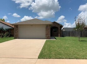 925 Heather Ln in Moore, OK - Building Photo