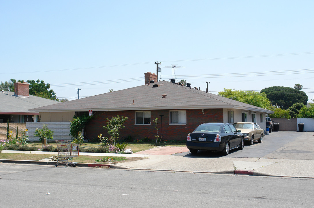 2208 Mountain View Ave in Anaheim, CA - Building Photo