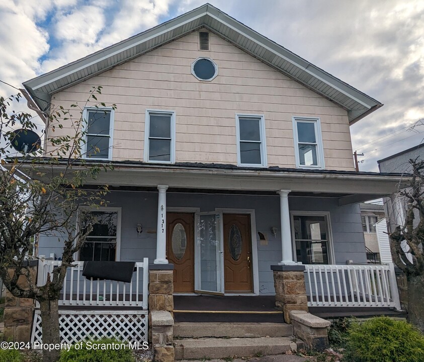 1319 Jackson St in Scranton, PA - Foto de edificio