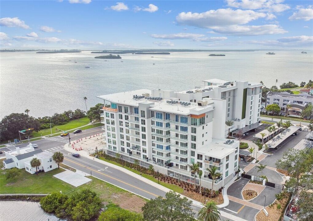 1020 Sunset Point Rd in Clearwater, FL - Building Photo