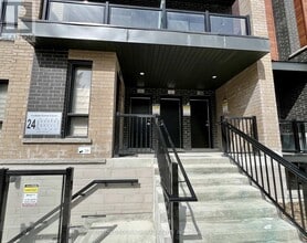 24 Lytham Grn Cir in Newmarket, ON - Building Photo - Building Photo