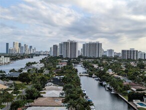 137 Golden Isles Dr in Hallandale Beach, FL - Foto de edificio - Building Photo