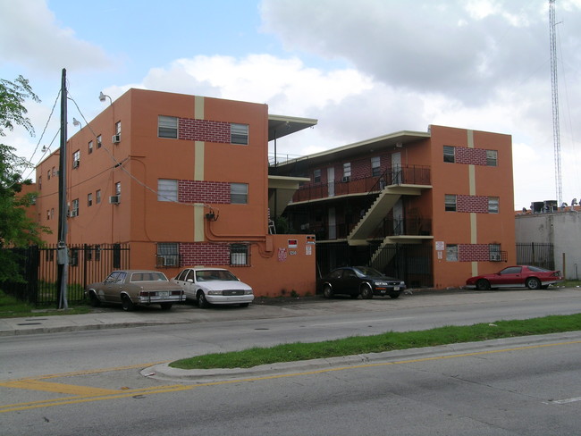 Liberty City - 62nd St in Miami, FL - Foto de edificio - Building Photo