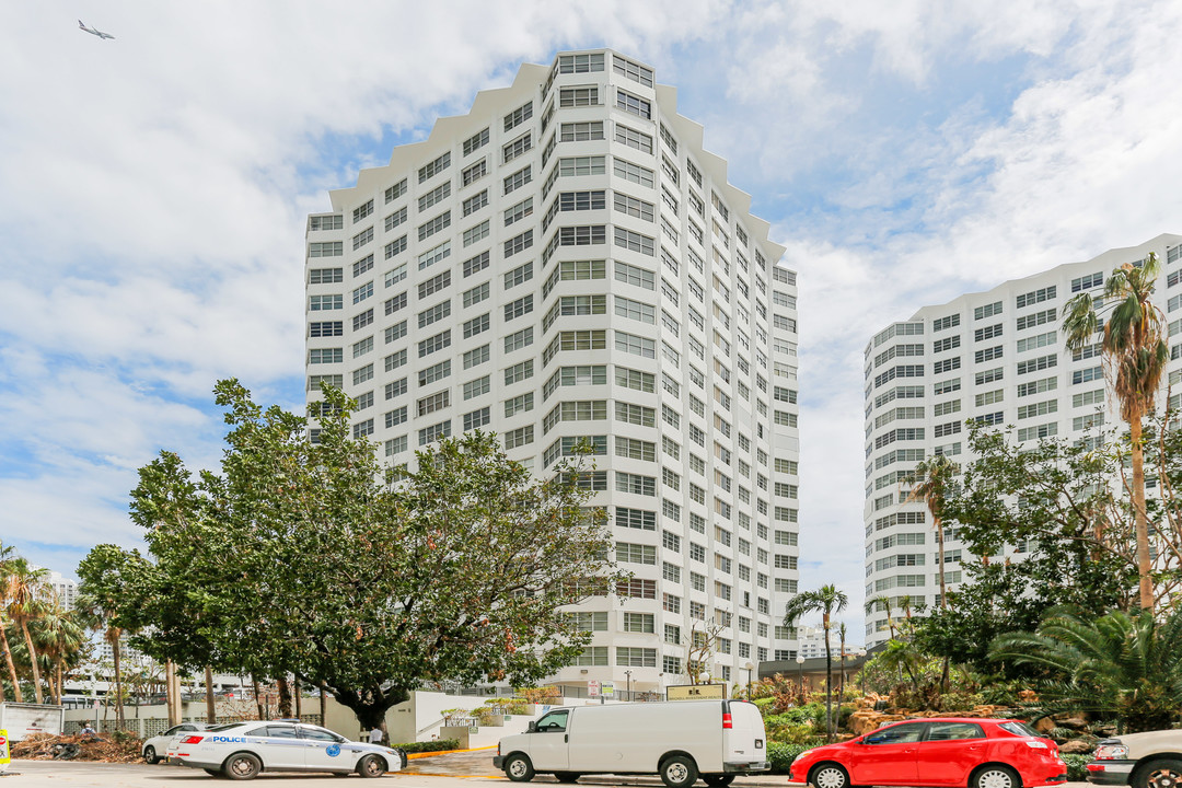 Tower 2 in Miami, FL - Building Photo