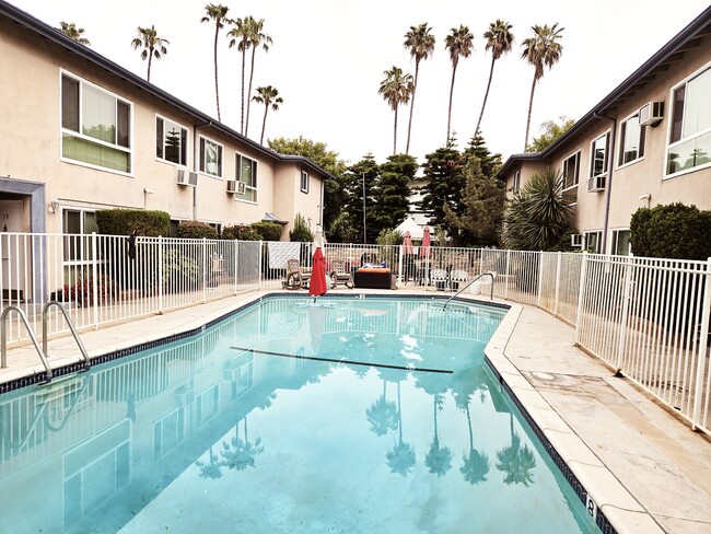 4445 Murietta Ave, Unit #8 Upstairs in Sherman Oaks, CA - Foto de edificio - Building Photo