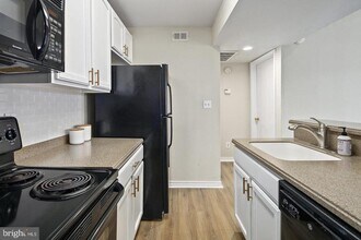 12157 Penderview Terrace in Fairfax, VA - Building Photo - Building Photo