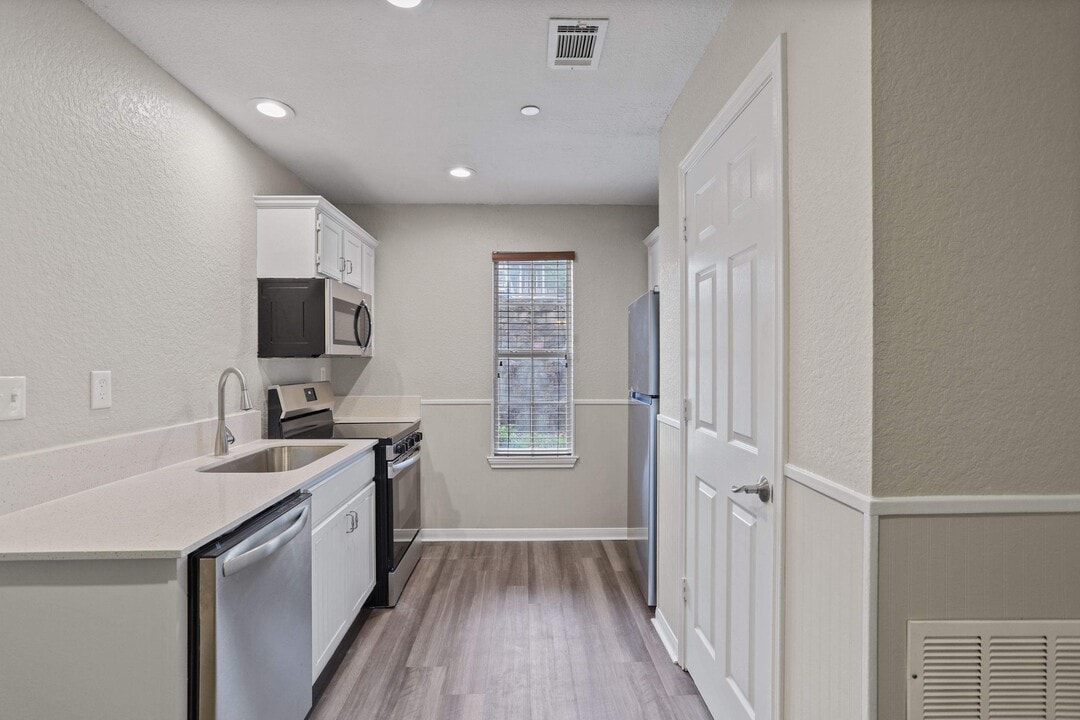 Residences at Piney Shores in Conroe, TX - Foto de edificio